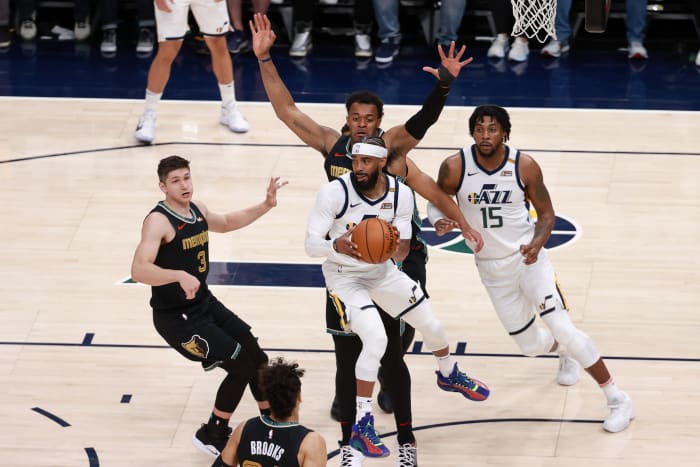 Mike Conley (10) looks to dish off a pass against the Memphis Grizzlies